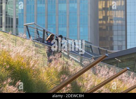 Ehepaar mittleren Alters im Park am Hafen in Vancouver, BC, Kanada-Oktober 30,2020. Selektiver Fokus, Straßenansicht. Stockfoto