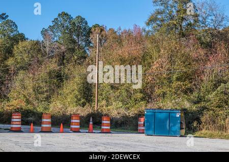 Augusta, GA USA - 12 01 20: Müllcontainer und Orangenzapfen Stockfoto