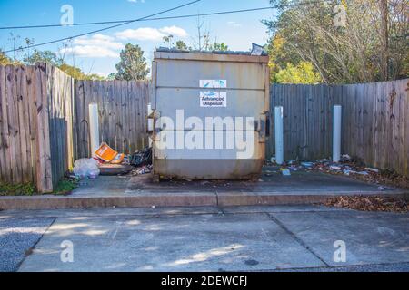 Augusta, GA USA - 12 01 20: Müllcontainer in einem Lebensmittelladen Stockfoto