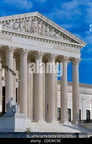 Washington, D.C., 3. November 2020: Sonnenlicht badet das Gebäude des Obersten Gerichtshofs der Vereinigten Staaten am Wahltag für den Präsidenten der Vereinigten Staaten. Stockfoto