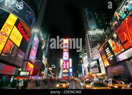 NEW-YORK; USA - OKTOBER 30 2009; New York City, USA auf dem Times Square Menschenmassen und Verkehr bei Nacht Stockfoto