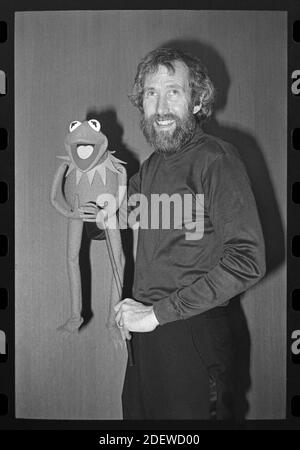 Puppenspieler Jim Henson und Kermit der Frosch, Pasadena, Kalifornien. Januar 29, 1984. Bild aus 35-mm-Negativ. Stockfoto