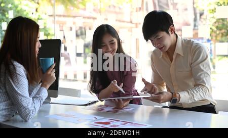 Asiatische ux-Entwickler und ui-Designer sind Brainstorming über mobile App Interface Wireframe Design auf Meeting-Tisch im modernen Büro. Stockfoto