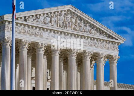 Washington, D.C., 3. November 2020: Sonnenlicht badet das Gebäude des Obersten Gerichtshofs der Vereinigten Staaten am Wahltag für den Präsidenten der Vereinigten Staaten. Stockfoto