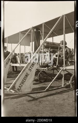 Katherine Stinson sitzt im Cockpit eines Doppelflugzeugs der Gebrüder Wright, um 1915. Sie war eine Pionierin der amerikanischen Fliegerin und erhielt 1912 im Alter von 21 Jahren ihr Pilotenzertifikat. Stinson hat viele Flugrekorde für Kunstflugmanöver, Distanz und Ausdauer aufgestellt. Bild von 4.15 x 2.25 Zoll Negativ. Stockfoto