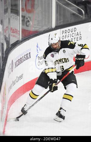 1. Dezember 2020 Western Michigan Broncos Verteidiger Scooter Brickey (6) sammelt den Puck hinter dem Netz während eines NCAA D1 Männer Hockey Spiel zwischen der St. Cloud State University Huskies und der Western Michigan Broncos in Baxter Arena in Omaha NE, Heimat des NCHC ''Hub'', wo die ersten 38 NCHC-Spiele unter sicheren Bedingungen zum Schutz vor Covid-19 gespielt werden. St. Cloud State gewann 4:3. Foto von Russell Hons/CSM Stockfoto