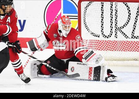 1. Dezember 2020 St. Cloud State Huskies Torhüter D‡vid Hren‡k (34) verpasst gerade einen weiten Schuss während eines NCAA D1 Männer-Hockeyspiels zwischen der St. Cloud State University Huskies und der Western Michigan Broncos in der Baxter Arena in Omaha NE, Heimat des NCHC ''Hub'', wo die ersten 38 NCHC-Spiele unter sicheren Bedingungen zum Schutz vor Covid-19 gespielt werden. St. Cloud State gewann 4:3. Foto von Russell Hons/CSM Stockfoto