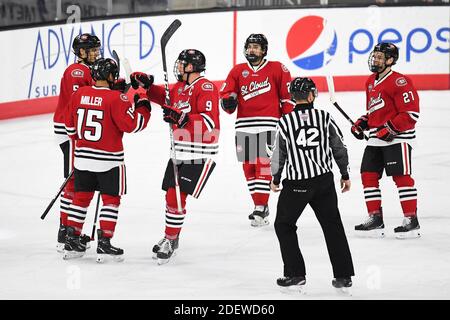 1. Dezember 2020 St. Cloud State Spieler feiern nach einem Tor während eines NCAA D1 Männer-Hockeyspiels zwischen der St. Cloud State University Huskies und der Western Michigan Broncos in der Baxter Arena in Omaha NE, Heimat des NCHC ''Hub'', wo die ersten 38 NCHC-Spiele unter sicheren Bedingungen zum Schutz vor Covid-19 gespielt werden. St. Cloud State gewann 4:3. Foto von Russell Hons/CSM Stockfoto