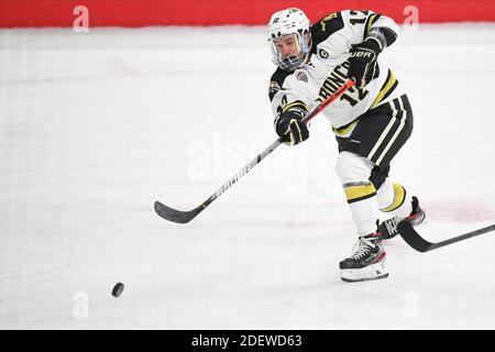 1. Dezember 2020 Western Michigan Broncos Forward Cole Gallant (12) feuert einen Schuss während eines NCAA D1 Männer Hockeyspiels zwischen der St. Cloud State University Huskies und der Western Michigan Broncos in der Baxter Arena in Omaha NE, Heimat des NCHC ''Hub'', wo die ersten 38 NCHC-Spiele unter sicheren Bedingungen zum Schutz vor Covid-19 gespielt werden. St. Cloud State gewann 4:3. Foto von Russell Hons/CSM Stockfoto