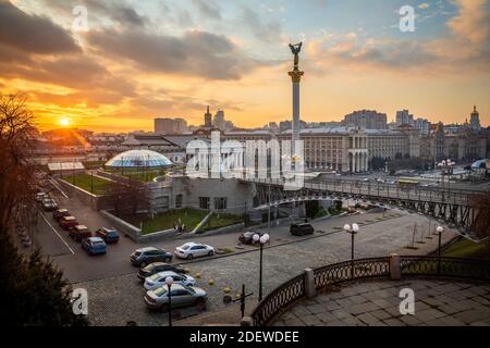 Der Unabhängigkeitsplatz ist der Hauptplatz in Kiew, Ukraine, bei Sonnenuntergang. Stockfoto