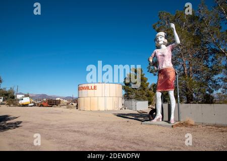 Pearsonville ist eine kleine, nicht eingegliederte Gemeinde an der Grenze zwischen den Grafschaften Inyo und Kern in der östlichen Sierra von Kalifornien. Stockfoto