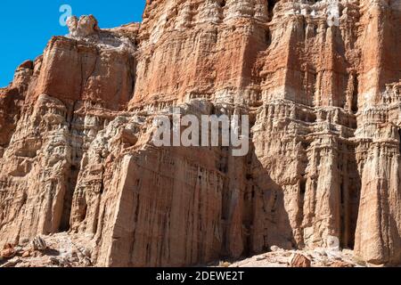 Red Rock Canyon State Park ist ein kleiner State Park in Kern County, CA, USA, der wunderschöne rote und orange Felsformationen bietet. Stockfoto