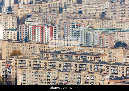 Tiflis, Georgien - 28. November, 2020: Blick auf die Wohngebiete von Tiflis, Stadtbild Stockfoto