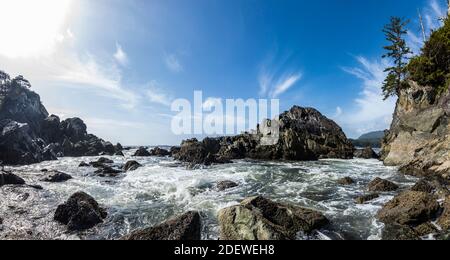 Hier treffen die heißen Quellen von Hot Springs Cove auf Vancouver Island, BC, Kanada, auf das Wasser. Stockfoto