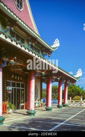 Der Cebu Taoist Temple ist ein taoistischer Tempel in der Beverly Hills Unterteilung von Cebu City auf den Philippinen. Cebu City liegt auf Cebu Island in der Central Visayas Region der Philippinen, der Tempel ist eine hoch aufragende, mehrstufige, mehrfarbigen Attraktion, die durch drei separate gewundene Routen zugänglich ist. Stockfoto