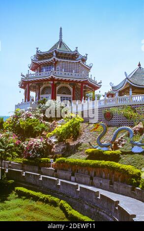 Der Cebu Taoist Temple ist ein taoistischer Tempel in der Beverly Hills Unterteilung von Cebu City auf den Philippinen. Cebu City liegt auf Cebu Island in der Central Visayas Region der Philippinen, der Tempel ist eine hoch aufragende, mehrstufige, mehrfarbigen Attraktion, die durch drei separate gewundene Routen zugänglich ist. Stockfoto