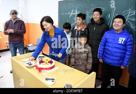 (201202) -- WUHU, 2. Dezember 2020 (Xinhua) -- Xi Weijing (2. L), Leiter der Wuhu Schule für Blinde, feiert Geburtstag für Studenten, die im November in der Schule in Wuhu, Ostchina Anhui Provinz, geboren wurden, 26. November 2020. XI Weijings Eltern sind beide sehbehindert. Ihr Vater Xi Manqiao hat 1979 eine Privatschule für Blinde eingerichtet und seine ganze Energie der Arbeit der Schule gewidmet. Nachdem ihr Vater 1994 an Krankheit starb, übernahm Xi Weijing, damals 20 Jahre alt, die Last und wurde zum zweiten Direktor der Wuhu Blindenschule. Mit Unterstützung der lokalen Regierung, der Wuhu Schoo Stockfoto