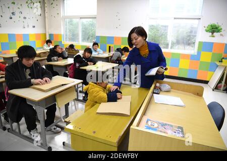 (201202) -- WUHU, 2. Dezember 2020 (Xinhua) -- Xi Weijing, Leiter der Wuhu Schule für Blinde, gibt eine Klasse für Schüler mit Sehbehinderung an der Schule in Wuhu, Ostchina Anhui Provinz, 26. November 2020. XI Weijings Eltern sind beide sehbehindert. Ihr Vater Xi Manqiao hat 1979 eine Privatschule für Blinde eingerichtet und seine ganze Energie der Arbeit der Schule gewidmet. Nachdem ihr Vater 1994 an Krankheit starb, übernahm Xi Weijing, damals 20 Jahre alt, die Last und wurde zum zweiten Direktor der Wuhu Blindenschule. Mit Unterstützung der lokalen Regierung, die Wuhu Schule für Th Stockfoto