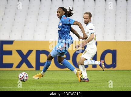 Marseille, Frankreich. Dezember 2020. Ruben Semedo von Olympiacos, Valere Germain von Marseille während der UEFA Champions League, Gruppe C Fußballspiel zwischen Olympique de Marseille (OM) und Olympiacos FC (Olympiakos) am 1. Dezember 2020 im Stade Velodrome in Marseille, Frankreich - Foto Jean Catuffe / DPPI / LM Kredit: Paola Benini/Alamy Live News Stockfoto