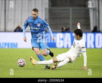 Marseille, Frankreich. Dezember 2020. Kostas Fortounis von Olympiacos, Hiroki Sakai von Marseille während der UEFA Champions League, Gruppe C Fußballspiel zwischen Olympique de Marseille (OM) und Olympiacos FC (Olympiakos) am 1. Dezember 2020 im Stade Velodrome in Marseille, Frankreich - Foto Jean Catuffe / DPPI / LM Kredit: Paola Benini/Alamy Live News Stockfoto