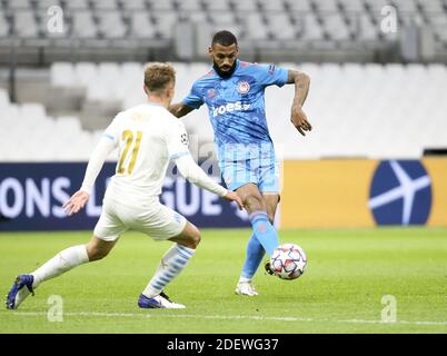Marseille, Frankreich. Dezember 2020. Yann M'Vila von Olympiacos während der UEFA Champions League, Gruppe C Fußballspiel zwischen Olympique de Marseille (OM) und Olympiacos FC (Olympiakos) am 1. Dezember 2020 im Stade Velodrome in Marseille, Frankreich - Foto Jean Catuffe / DPPI / LM Kredit: Paola Benini/Alamy Live News Stockfoto