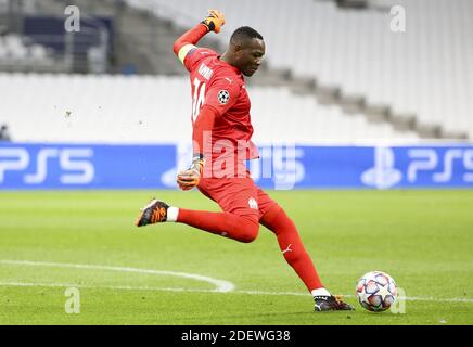 Marseille, Frankreich. Dezember 2020. Torwart von Marseille Steve Mandanda während der UEFA Champions League, Gruppe C Fußballspiel zwischen Olympique de Marseille (OM) und Olympiakos FC (Olympiakos) am 1. Dezember 2020 im Stade Velodrome in Marseille, Frankreich - Foto Jean Catuffe / DPPI / LM Kredit: Paola Benini/Alamy Live News Stockfoto