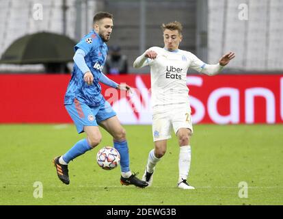 Marseille, Frankreich. Dezember 2020. Kostas Fortounis von Olympiacos, Valentin Rongier von Marseille während der UEFA Champions League, Gruppe C Fußballspiel zwischen Olympique de Marseille (OM) und Olympiacos FC (Olympiakos) am 1. Dezember 2020 im Stade Velodrome in Marseille, Frankreich - Foto Jean Catuffe / DPPI / LM Kredit: Paola Benini/Alamy Live News Stockfoto