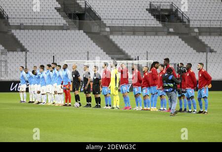 Marseille, Frankreich. Dezember 2020. Team Marseille und Team Olympiacos posieren vor der UEFA Champions League, Gruppe C Fußballspiel zwischen Olympique de Marseille (OM) und Olympiacos FC (Olympiakos) am 1. Dezember 2020 im Stade Velodrome in Marseille, Frankreich - Foto Jean Catuffe / DPPI / LM Kredit: Paola Benini/Alamy Live News Stockfoto