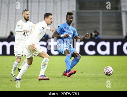 Marseille, Frankreich. Dezember 2020. Pape Abou Cisse von Olympiacos, Florian Thauvin von Marseille (links) während der UEFA Champions League, Gruppe C Fußballspiel zwischen Olympique de Marseille (OM) und Olympiacos FC (Olympiakos) am 1. Dezember 2020 im Stade Velodrome in Marseille, Frankreich - Foto Jean Catuffe / DPPI / LM Kredit: Paola Benini/Alamy Live News Stockfoto