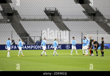 Marseille, Frankreich. Dezember 2020. Die Spieler von Marseille betreten den Platz vor der UEFA Champions League, Gruppe C Fußballspiel zwischen Olympique de Marseille (OM) und Olympiakos FC (Olympiakos) am 1. Dezember 2020 im Stade Velodrome in Marseille, Frankreich - Foto Jean Catuffe / DPPI / LM Kredit: Paola Benini/Alamy Live News Stockfoto