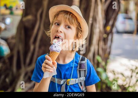 Nettes Kind essen Kaninchen Eis im Freien Stockfoto