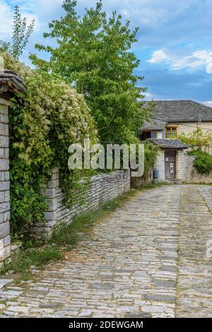 Traditionelle Architektur mit schmalen Straßen und Steingebäuden Vitsa Dorf zentral Zagori Griechenland Stockfoto