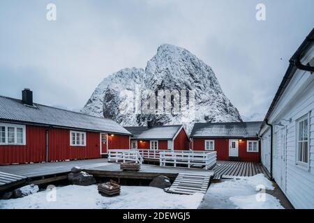 Traditionelle norwegische Fischerhütten, rote Rorbuer, Hamnoy, Lofoten Norwegen. Stockfoto