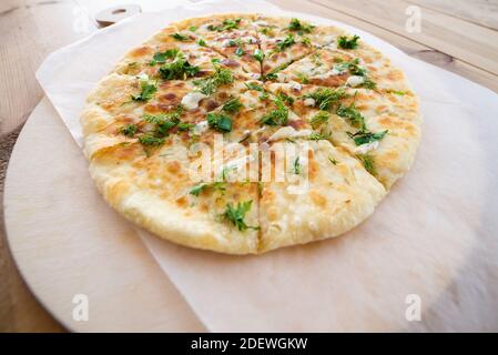 Nahaufnahme Haufen kaukasischen Khychin Brot Kuchen mit Füllung. Stockfoto