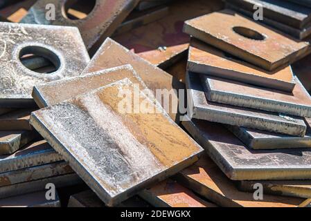 Quadratische Stahlknüppel mit rundem Loch nach dem Plasmaschneiden. Stockfoto