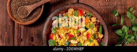 Couscous flach Lay Panorama auf einem dunklen Holzhintergrund mit Zutaten Stockfoto