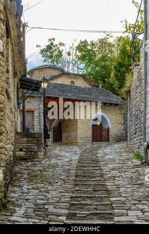 Traditionelle Architektur mit schmalen Straßen und Steingebäuden Vitsa Dorf zentral Zagori Griechenland Stockfoto