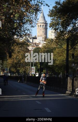 ISTANBUL, TÜRKEI - 08. NOVEMBER 2020: Skater 42. Istanbul Marathon, der zwei Kontinente in einem Rennen umfasst. Stockfoto