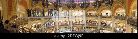 PARIS - 8. Juni 2019, Panoramafoto innen Paris Galeries Lafayette. Kaufhaus Galeries Lafayette am Boulevard Haussmann - berühmteste Einkaufsmöglichkeiten Stockfoto