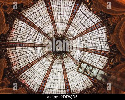 Glaskuppel auf dem Dach der Galeries Lafayette Homme mit Aussichtsplattform, Paris, Frankreich Stockfoto