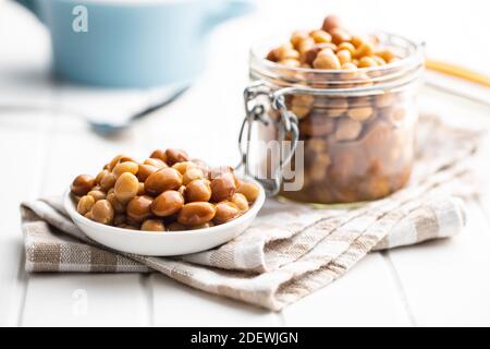 Mischen Sie die Hülsenfrüchte und Kichererbsen mit Sauce in einer Schüssel. Stockfoto