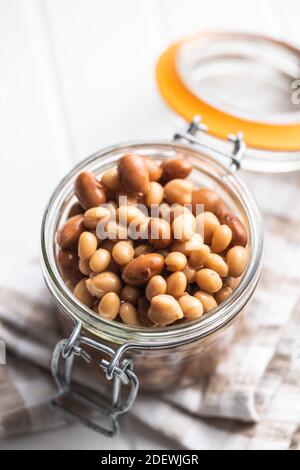 Mischung aus Hülsenfrüchten und Kichererbsen mit Sauce im Glas. Stockfoto