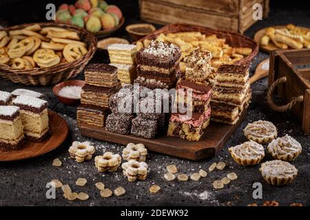 Stillleben von verschiedenen Mini-Kuchen mit Sahne und Schokolade Stockfoto