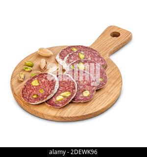 Gourmet-Salami mit edler Schimmelkruste. Wurstsalami in Scheiben mit pistaccio auf Holzschneidebrett Stockfoto