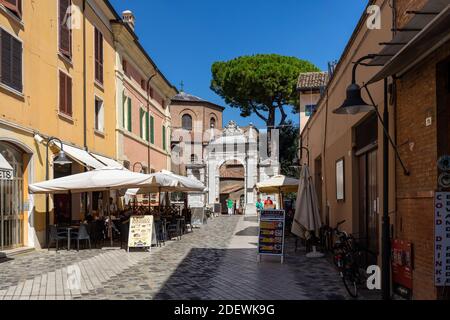 Ravenna, Italien - 11. September 2019: Eingang zur Basilika San Vitale aus dem 6. Jahrhundert und zum Mausoleum der Galla Placidia in Ravenna. Italien Stockfoto