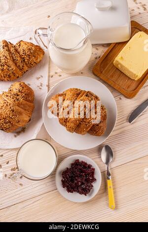 Vollkorncroissant mit Leinsamen und Sesam, Frühstücksidee Stockfoto