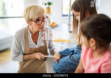 Großmutter schimpft ihre Enkelkinder Mädchen. Familie, Bestrafung, Disziplin Konzept Stockfoto