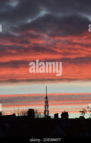 Brighton UK 2. Dezember 2020 - EIN spektakulärer Sonnenaufgang über den Dächern und der Whitehawk Hill Sendestation in East Brighton heute Morgen : Credit Simon Dack / Alamy Live News Stockfoto