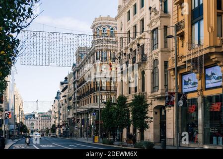 Madrid, Spanien - 22. November 2020: Gran via Avenue mit weihnachtlicher Dekoration ein sonniger Tag Stockfoto