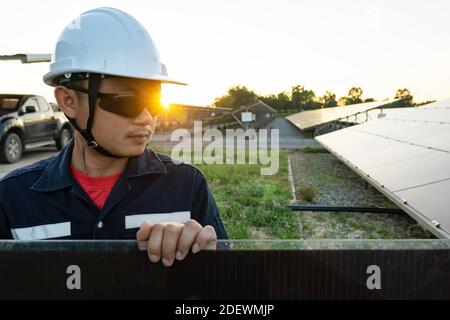 Techniker bereiten Sonnenkollektoren für die Installation in der Solaranlage, Alternative Energie, um die Energie der Welt zu sparen, Photovoltaik-Modul Idee für Stockfoto